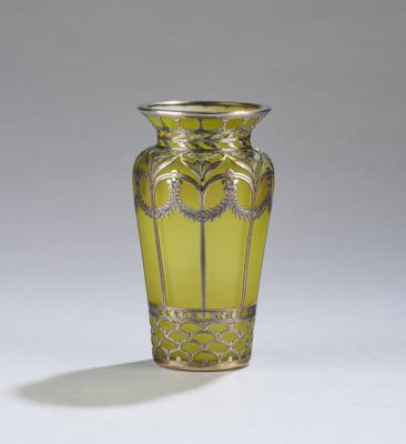 Kleine Vase mit versilbertem floralem Overlay, Entwurf: um 1900/15 - Kleinode des Jugendstils & Angewandte Kunst des 21. Jahrhunderts