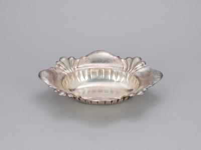 An oval silver bowl with hammered decoration, Rudolf Oswald, Vienna, as of May 1922 - Jugendstil e arte applicata del XX secolo