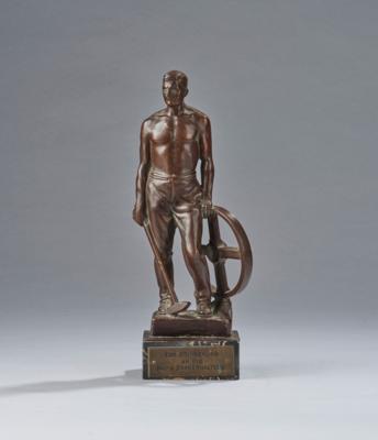 Bronzefigur eines stehenden Arbeiters, mit Inschrift: "Zur Erinnerung an die Bau u. Bahnerhaltung", um 1920/30 - Kleinode des Jugendstils & Angewandte Kunst des 20. Jahrhunderts