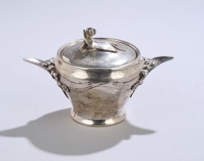 A silver lidded box with two handles and floral motifs, Brüder Frank, Vienna, by May 1922 - Secese a umění 20. století