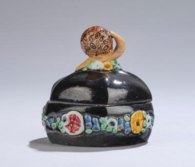 A lidded box in pentagonal shape with a snail, Vereinigte Wiener und Gmundner Keramik, c. 1913-19 - Jugendstil e arte applicata del XX secolo