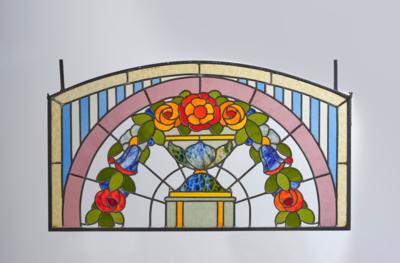 Farbiges, abgerundetes Glasfenster in Bleiverglasung mit Blütenkranz und geometrischen Motiven, um 1900/1920 - Kleinode des Jugendstils & Angewandte Kunst des 20. Jahrhunderts