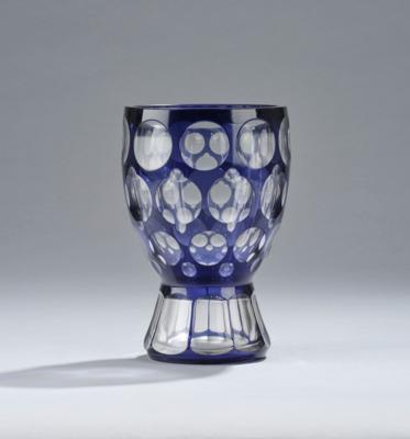 A footed vase with cut décor of ornamental motifs, probably Josephinenhütte, Petersdorf, c. 1921 - Jugendstil and 20th Century Arts and Crafts