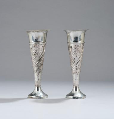 A pair of silver vases with floral decor, Matthew John Jessop, Birmingham, 1902 - Jugendstil and 20th Century Arts and Crafts