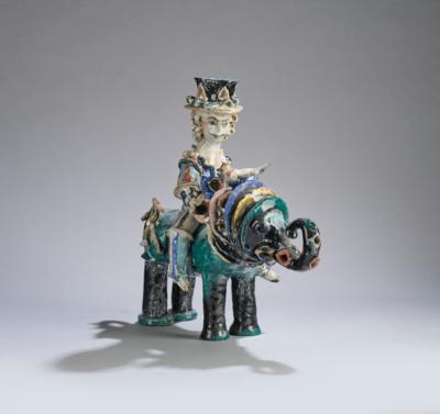 Phantasievolles Keramikobjekt: Reiter auf einem Elefant mit einem Vogel - Kleinode des Jugendstils & Angewandte Kunst des 20. Jahrhunderts