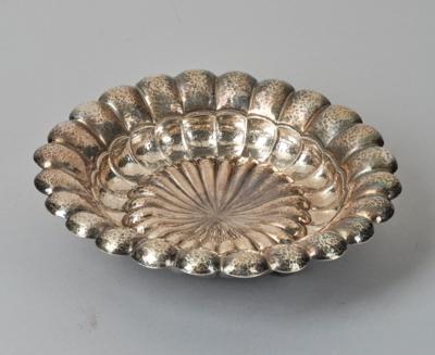 A round, moulded silver bowl, Franz Taubek or Friedrich Tuma, Vienna, as of May 1922 - Jugendstil e arte applicata del XX secolo