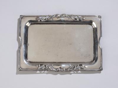 A silver tray with floral motifs, Eduard Friedmann, Vienna, by May 1922 - Jugendstil e arte applicata del XX secolo