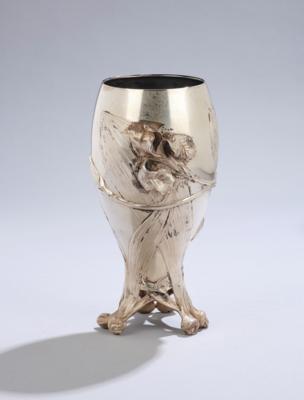 Silbervase mit Schwertliliendekor und blattförmigen Standfüßen, wohl Firma Gedlitzka's Söhne, Wien, bis Mai 1922 - Kleinode des Jugendstils & Angewandte Kunst des 20. Jahrhunderts