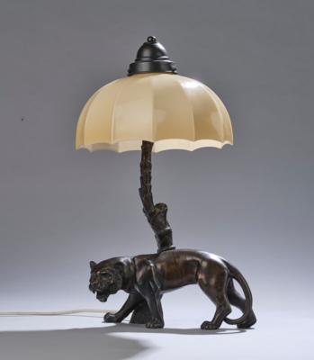 A bronze table lamp with a lioness in front of a palm tree, designed in around 1920/30 - Jugendstil and 20th Century Arts and Crafts