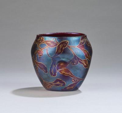 A vase with mistletoe leaves, Johann Lötz Witwe, Klostermühle, c. 1900 - Jugendstil e arte applicata del XX secolo