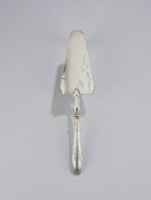 An Art Deco silver cake server, probably Louis Goignet, Paris, c. 1920/35, in original box - Jugendstil e arte applicata del XX secolo