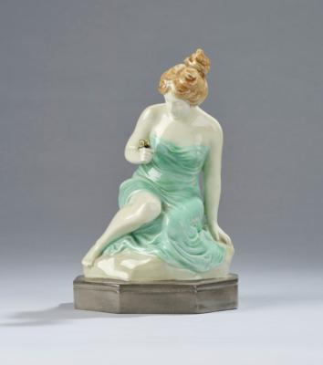 Ehleitner, sitzende Frauenfigur mit einem Schmetterling auf der Hand - Kleinode des Jugendstils & Angewandte Kunst des 20. Jahrhunderts