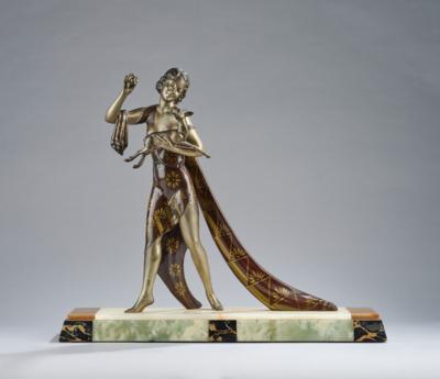 Großes Bronzeobjekt: Frauenfigur mit einem Rehkitz auf dem Arm, um 1920/30 - Kleinode des Jugendstils & Angewandte Kunst des 20. Jahrhunderts