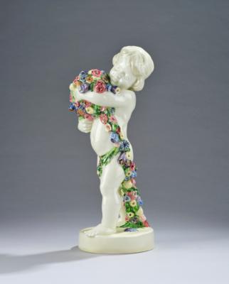 Hans Schoerk (Schörck), a standing putto with a flower garland, on a round base, model number 4769, designed in around 1916/17, executed by Wiener Manufaktur Friedrich Goldscheider, by 1920 - Jugendstil e arte applicata del XX secolo