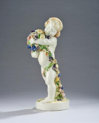 Hans Schoerk (Schörck), stehender Putto mit Blumengirlande, auf einem Rundsockel, Modellnummer: 4769, Entwurf: ca. 1916/17, Ausführung: Wiener Manufaktur Friedrich Goldscheider, bis 1920 - Kleinode des Jugendstils & Angewandte Kunst des 20. Jahrhunderts