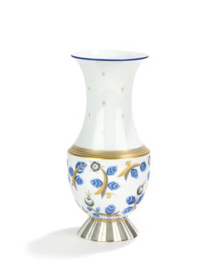 Otto Prutscher (Wien, 1880-1949), Vase mit Blaumalerei (hopfenartige Früchte in Blau), Formnummer: 526, Dekornummer: 5217, Entwurf: 1925, Ausführung: Wiener Porzellanmanufaktur Augarten, vor dem Zweiten Weltkrieg. - Kleinode des Jugendstils & Angewandte Kunst des 20. Jahrhunderts