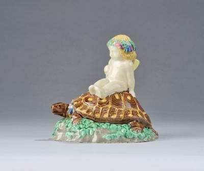 Putto auf Schildkröte, Modellnummer: 1323, Wiener Kunstkeramische Werkstätte (WKKW), um 1912/14 - Kleinode des Jugendstils & Angewandte Kunst des 20. Jahrhunderts