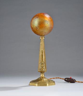 Tischlampe mit Messingfuß und kugelförmigem Lampenschirm aus Böhmen, um 1900 - Kleinode des Jugendstils & Angewandte Kunst des 20. Jahrhunderts