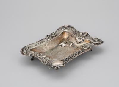 A silver serving dish with raised ivy décor, Franz Sikora or Franz Schediwy, Vienna, c. 1900 - Secese a umění 20. století
