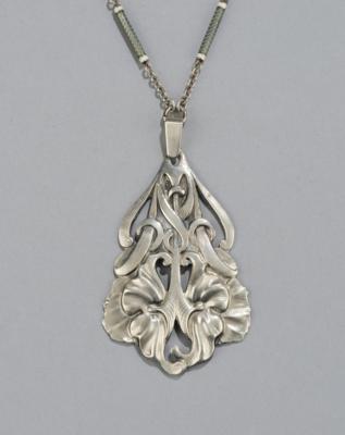 A silver pendant with raised floral motifs, designed in around 1900/15, including an enamelled silver chain - Secese a umění 20. století