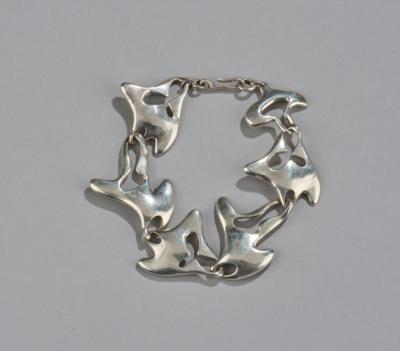 A sterling silver bracelet in the manner of Henning Koppel, designed in around 1940 - Secese a umění 20. století