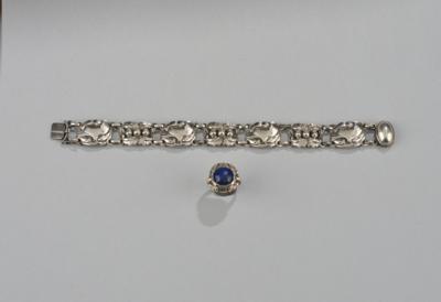 Armband aus Sterlingsilber mit Vogel- und Floraldekor, Modellnummer: 24 und ein Ring mit Lapislazuli und Floraldekor, Modellnummer: 11 A, Firma Georg Jensen, Dänemark, Ausführung: 1933-44 - Kleinode des Jugendstils & Angewandte Kunst des 20. Jahrhunderts