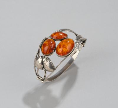 A sterling silver bangle with openwork floral motifs and amber cabochons, designed in around 1925/30 - Secese a umění 20. století