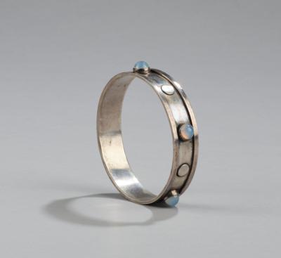 An Art Deco silver bangle with moonstone cabochons, Hilde Vollers, Hamburg, c. 1930 - Secese a umění 20. století