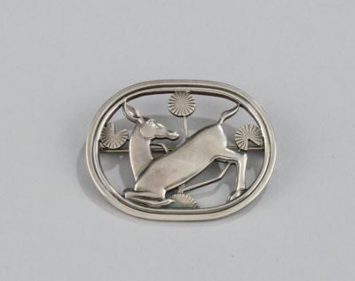 A sterling silver brooch with decoration in the shape of a kneeling roe deer, model number 256, designed by Arno Malinowski, executed by Georg Jensen, Denmark, as of 1945 - Jugendstil e arte applicata del XX secolo