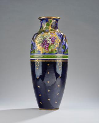 C. René, hohe Vase mit vergoldetem Floraldekor, Ernst Wahliss Porzellanfabrik, Wien, Turn, bis 1930 - Kleinode des Jugendstils & Angewandte Kunst des 20. Jahrhunderts