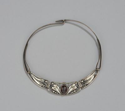A silver necklace with bog-star decoration and cut gold topaz, designed in around 1900/15 - Secese a umění 20. století