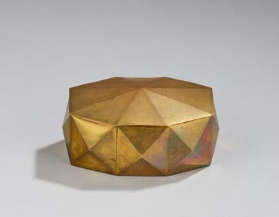 A lidded brass box in Cubist style, designed in around 1908/35 - Jugendstil e arte applicata del XX secolo