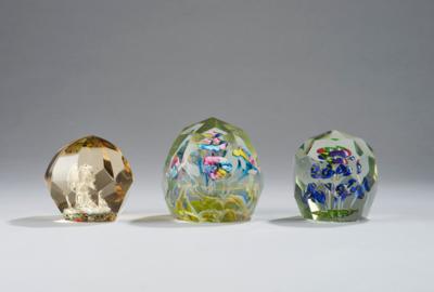 A paperweight with a dog and two paperweights with floral motifs, Bohemia, c. 1900/30 - Jugendstil e arte applicata del XX secolo