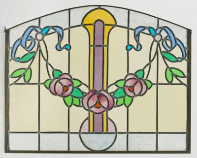 Glasfenster in Bleiverglasung mit Blumengirlande und zentralem geometrischen Motiv, um 1900/1920 - Kleinode des Jugendstils & Angewandte Kunst des 20. Jahrhunderts