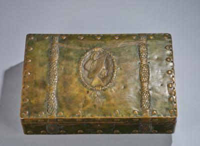 A large brass box with a female profile, borders and heart motifs, c. 1920/30 - Jugendstil and 20th Century Arts and Crafts