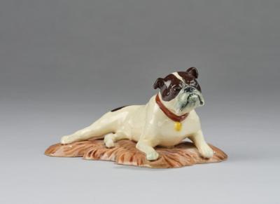 Liegende Bulldogge, Modellnummer: 1340, Wiener Kunstkeramische Werkstätte (WKKW), um 1912/14 - Kleinode des Jugendstils & Angewandte Kunst des 20. Jahrhunderts