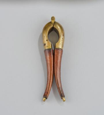 A brass nutcracker, leather wrapped handle, model number 4051, Carl Auböck, Vienna, c. 1960 - Jugendstil e arte applicata del XX secolo