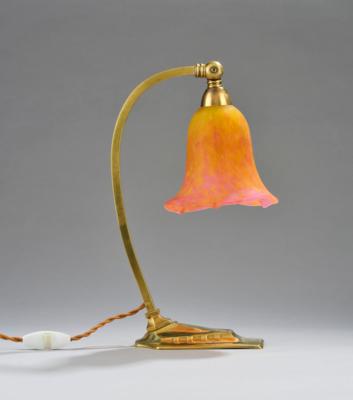 A brass table lamp with a lamp shade by Daum, Nancy, c. 1915/25 - Jugendstil e arte applicata del XX secolo