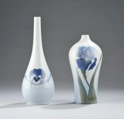 Two vases with iris and pansy decor, model numbers 61, 294, Royal Copenhagen, Denmark, before 1922 - Jugendstil e arte applicata del XX secolo