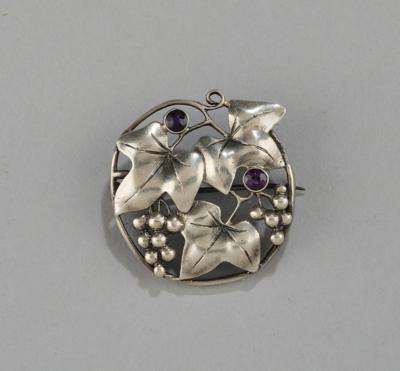 Brosche aus Silber mit Weinrebendekor und Amethystbesatz, Theodor Fahrner, Pforzheim, um 1910/14 - Kleinode des Jugendstils und angewandte Kunst des 20. Jahrhunderts