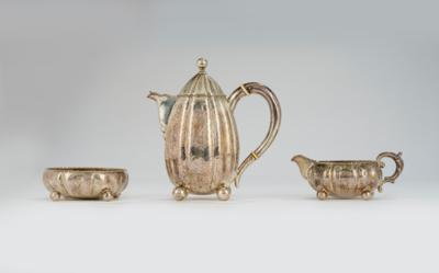 A three-piece silver mocha service with hammered decoration, J. D. Schleissner Söhne, Hanau, Germany, c. 1900/15 - Jugendstil e arte applicata del XX secolo