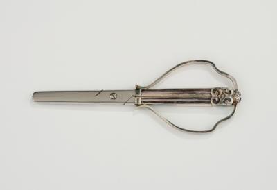 Jan Rohde (1856-1935), grape scissors made of sterling silver, model 'Acorn' and 'Konge' (king), designed in 1915, executed by Georg Jensen, Denmark, as of 1945 - Jugendstil e arte applicata del XX secolo