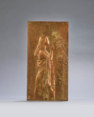 Relief mit einer Frauendarstellung in seitlicher Ansicht mit Blüten, um 1920 - Kleinode des Jugendstils und angewandte Kunst des 20. Jahrhunderts