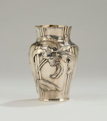 A sterling silver vase with iris decor, Eugéne Lefebvre, Paris, c. 1900 - Jugendstil e arte applicata del XX secolo