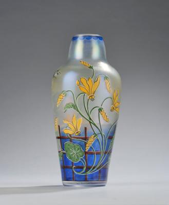 Vase mit Floraldekor, einem Schmetterling und einer Libelle, Formentwurf: wohl Otto Thamm, Modellnummer: 6263, um 1895; Dekorentwurf: wohl Max Rade, Dresden, 1899/1900, Ausführung: Raffinerie und Glasfabrik Fritz Heckert, Petersdorf, um 1937 - Kleinode des Jugendstils und angewandte Kunst des 20. Jahrhunderts