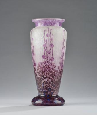 A Vase "Roses Trémières", Verreries Schneider, Epinay-sur-Seine, 1927-28 - Secese a umění 20. století