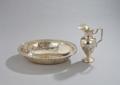 A two-piece wash set with floral and hammered decoration, Brüder Frank, Vienna, by May 1922 - Jugendstil e arte applicata del XX secolo
