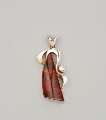 An amber pendant with sterling silver setting, Danzig, as of 1986 - Jugendstil e arte applicata del XX secolo