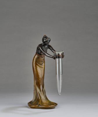 Bronzeobjekt einer Frauenfigur mit langem Kleid und einer Vase, um 1929 - Kleinode des Jugendstils & Angewandte Kunst des 20. Jahrhunderts