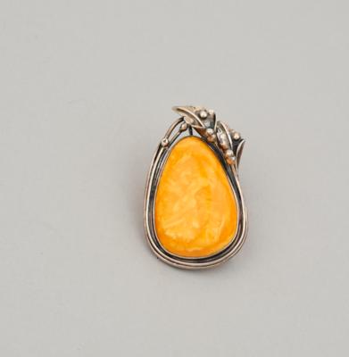 An amber brooch or pendant with silver mount with floral motifs, Danzig, as of 1986 - Jugendstil and 20th Century Arts and Crafts